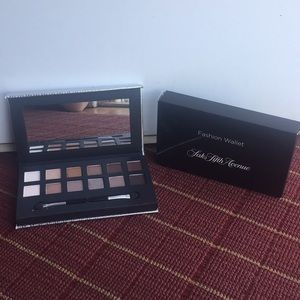 BRAND NEW and compact eyeshadow palette by Saks!